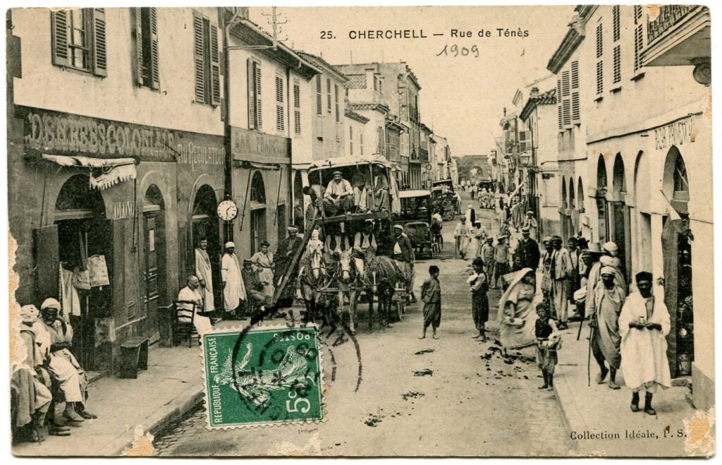 Cherchell la rue de Ténès. Carte postale fin XIXe siècle
