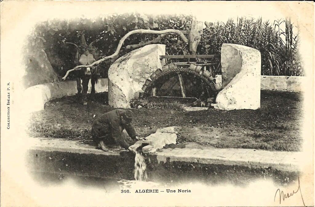 une noria alimenté par un cours d'eau