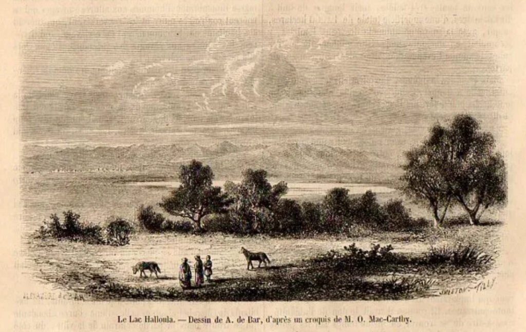 Gravure montrant le lac Halloula avec en arrière plan les montagnes de l'Atlas Blidéen. Source : revue "Le Monde Illustré" publié en 1873. Gravure réalisée par Alexandre de Bar d'après un croquis de Oscar Mac-Carthy (1815-1894)